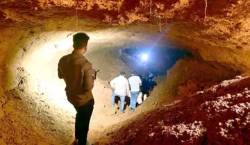 തിരുവനന്തപുരം ഭൗമശാസ്ത്ര ഗവേഷണ കേന്ദ്ര സംഘം ഒറ്റമാവുങ്കാലിലെ കെ സദന്റെ വീടിനടിയിലെ ഗുഹ പരിശോധിക്കുന്നു