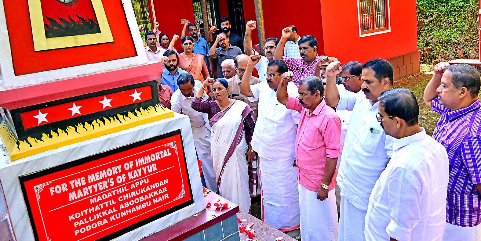 കർഷകസംഘം സംസ്ഥാന സമ്മേളനത്തിന്റെ കൊടിമര ജാഥ ഉദ്‌ഘാടനത്തിന് മുമ്പായി കയ്യൂർ രക്തസാക്ഷി മണ്ഡപത്തിൽ കിസാൻസഭ അഖിലേന്ത്യാ വൈസ് പ്രസിഡന്റ് ഇ പി ജയരാജന്റെ നേതൃത്വത്തിൽ നേതാക്കളും പ്രവർത്തകരും പുഷ്‌പാർച്ചന നടത്തുന്നു