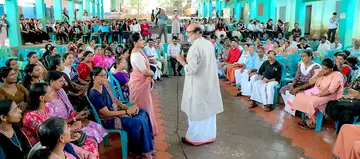 മടിക്കൈ ഗവ. വൊക്കേഷണൽ ഹയർ സെക്കൻഡറി സ്കൂളിൽ നടന്ന വികസന സെമിനാറിൽ ഡോ. ടി എം തോമസ് ഐസക് സദസുമായി സംവദിക്കുന്നു