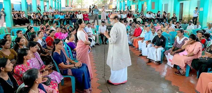മടിക്കൈ ഗവ. വൊക്കേഷണൽ ഹയർ സെക്കൻഡറി സ്കൂളിൽ നടന്ന വികസന സെമിനാറിൽ ഡോ. ടി എം തോമസ് ഐസക് സദസുമായി സംവദിക്കുന്നു