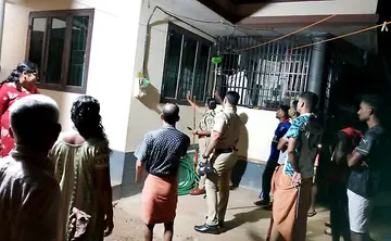 കൊല്ലംപണയിലെ വീടുകളിൽ പവർക്കട്ട് സമയത്ത് സാമൂഹ്യവിരുദ്ധരുടെ ശല്യം ഉണ്ടായതിനെ തുടർന്ന് പ്രദേശത്തെ വീട്ടിൽ പൊലീസ് പരിശോധന നടത്തുന്നു