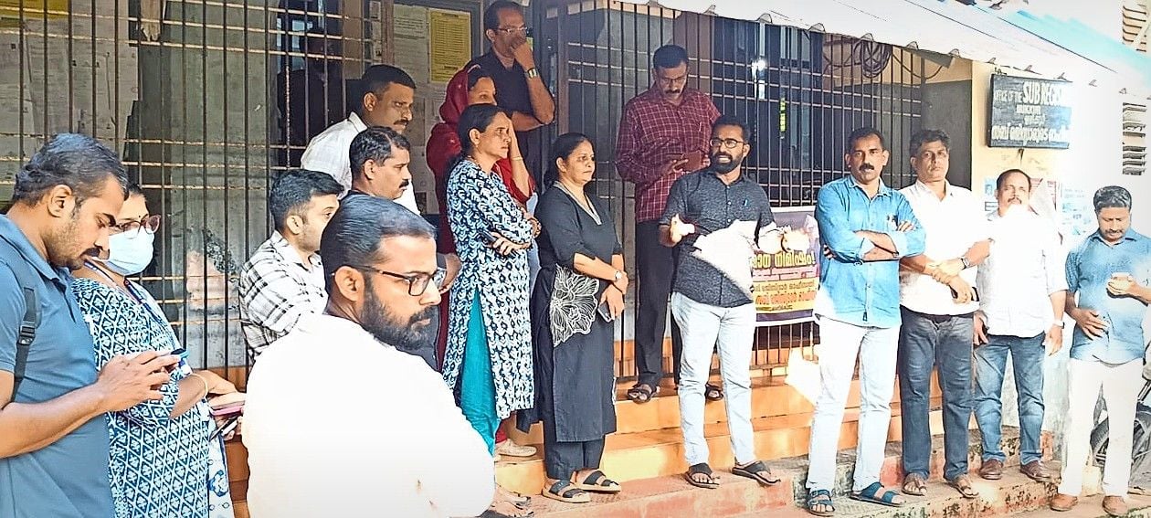 ഇരിക്കൂർ സബ് രജിസ്ട്രാർ ഓഫീസ് പരിസരത്ത് എൻജിഒ യൂണിയൻ നടത്തിയ പ്രതിഷേധ യോഗം ജില്ലാ സെക്രട്ടറി കെ രഞ്ജിത്ത് ഉദ്ഘാടനംചെയ്യുന്നു