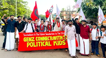 ഉദുമ ജിഎച്ച്‌എസ്‌എസിൽ വിജയിച്ച എസ്‌എഫ്‌ഐ സ്ഥാനാർഥികളെയും ആനയിച്ചുള്ള ആഹ്ലാദ പ്രകടനം 