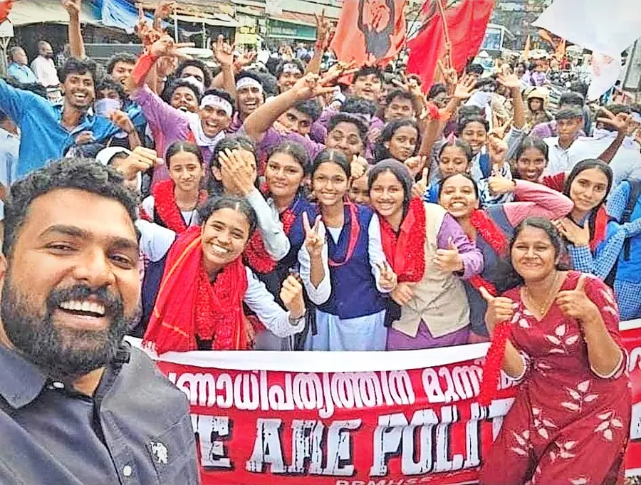 സ്‌കൂൾ പാർലമെന്റ്‌ തെരഞ്ഞെടുപ്പിൽ ഉജ്വല വിജയം നേടിയ പാനൂർ പിആർഎം കെകെവി ഹയർ സെക്കൻഡറി സ്‌കൂൾ എസ്എഫ്ഐ സാരഥികൾക്കൊപ്പം  സംസ്ഥാന സെക്രട്ടറി പി എസ് സഞ്ജീവിന്റെ സെൽഫി