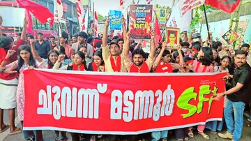 മട്ടന്നൂർ കോളേജ് യൂണിയൻ തെരഞ്ഞെടുപ്പിൽ  വിജയിച്ചവരേയും ആനയിച്ച്   എസ്എഫ്ഐ  നടത്തിയ ആഹ്ലാദ പ്രകടനം