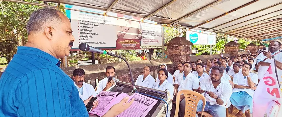 കെജിഎൻഎ നേതൃത്വത്തിൽ നഴ്സുമാർ നടത്തിയ പ്രതിഷേധ മാർച്ചും ധർണയും കലക്ടറേറ്റിനുമുന്നിൽ
കെ വി സുമേഷ് എംഎൽഎ ഉദ്ഘാടനംചെയ്യുന്നു