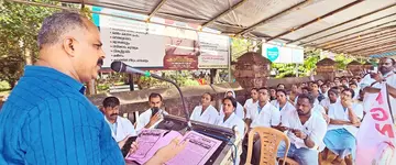 കെജിഎൻഎ നേതൃത്വത്തിൽ നഴ്‌സുമാർ  നടത്തിയ പ്രതിഷേധ മാർച്ചും ധർണയും കലക്ടറേറ്റിനുമുന്നിൽ  കെ വി സുമേഷ്‌ എംഎൽഎ ഉദ്‌ഘാടനംചെയ്യുന്നു