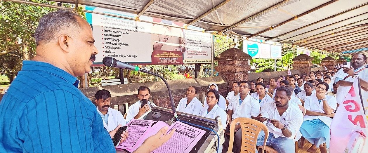 കെജിഎൻഎ നേതൃത്വത്തിൽ നഴ്‌സുമാർ  നടത്തിയ പ്രതിഷേധ മാർച്ചും ധർണയും കലക്ടറേറ്റിനുമുന്നിൽ  കെ വി സുമേഷ്‌ എംഎൽഎ ഉദ്‌ഘാടനംചെയ്യുന്നു