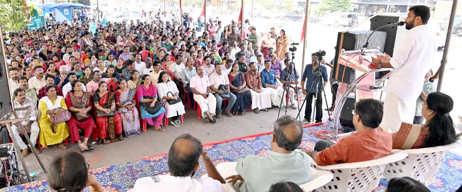 കെഎസ്ടിഎ ജില്ലാ മാർച്ചും ധർണയും ഡിവൈഎഫ്ഐ സംസ്ഥാന സെക്രട്ടറി എം വിജിൻ  ഉദ്‌ഘാടനംചെയ്യുന്നു