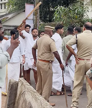 എസ്‌എഫ്‌ഐ പ്രവർത്തകരെ കുറുവടികളുമായി ആക്രമിക്കാനെത്തുന്ന  കെഎസ്‌യുക്കാർ