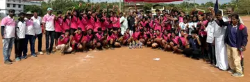 33–ാമത് ജില്ലാ വടംവലി മത്സരത്തിൽ പങ്കെടുത്തവർ ഭാരവാഹികൾക്കൊപ്പം