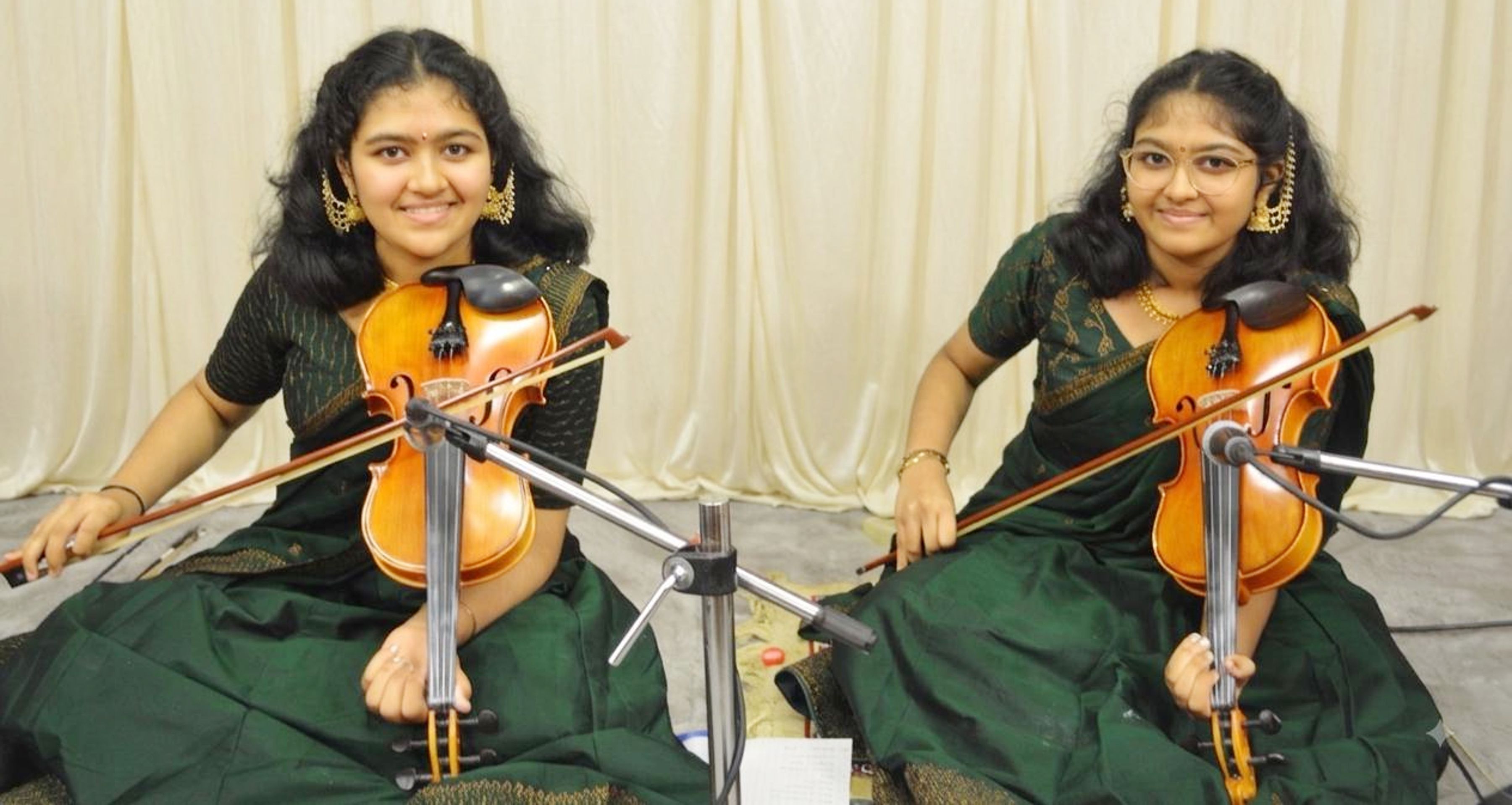 സഹോദരിമാരായ അനന്യയും അമേയയും