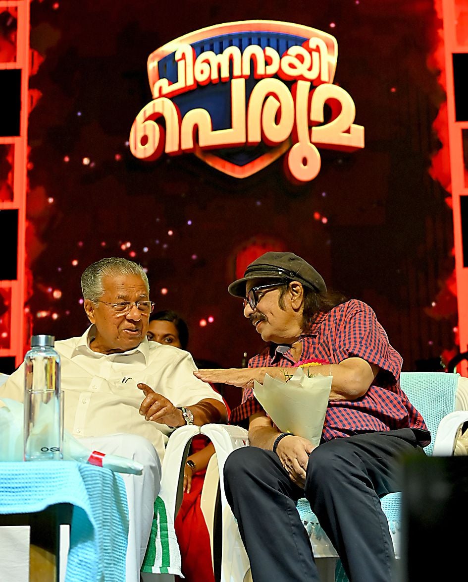 പിണറായി പെരുമയുടെ വേദിയിൽ സൂര്യ കൃഷ്ണമൂർത്തിയും പിണറായി വിജയനും 