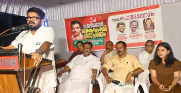അഴീക്കോടൻ രക്തസാക്ഷി ദിനാചരണത്തിന്റെ ഭാഗമായി കണ്ണൂർ ബാങ്ക് റോഡിൽ നടന്ന അനുസ്‌മരണ പൊതുയോഗം സിപിഐ എം ജില്ലാ സെക്രട്ടറി കെ കെ രാഗേഷ് ഉദ്ഘാടനം ചെയ്യുന്നു