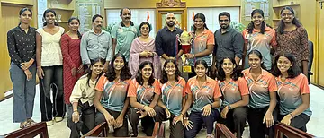 സംസ്ഥാന ജൂനിയർ വോളിബോൾ ചാമ്പ്യൻഷിപ്പിൽ കിരീടം നേടിയ കണ്ണൂർ ജില്ലാ ടീമിനെ ജില്ലാ സ്പോർട്സ് കൗൺസിലിന്റെ നേതൃത്വത്തിൽ ആദരിച്ചപ്പോൾ. 