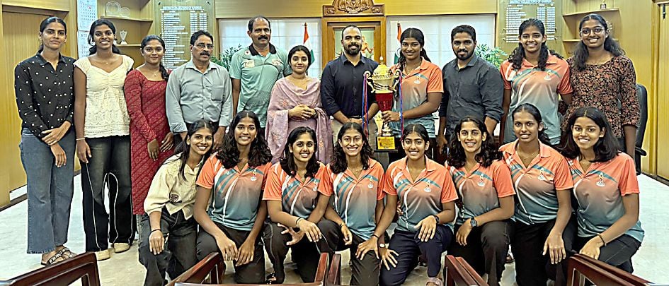 സംസ്ഥാന ജൂനിയർ വോളിബോൾ ചാമ്പ്യൻഷിപ്പിൽ കിരീടം നേടിയ കണ്ണൂർ ജില്ലാ ടീമിനെ ജില്ലാ സ്പോർട്സ് കൗൺസിലിന്റെ നേതൃത്വത്തിൽ ആദരിച്ചപ്പോൾ. 