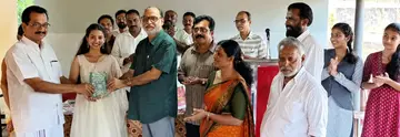 ടി നിവേദ്യയുടെ കവിതാ സമാഹാരം കവി സി എം വിനയചന്ദ്രന്‍ പ്രകാശിപ്പിക്കുന്നു