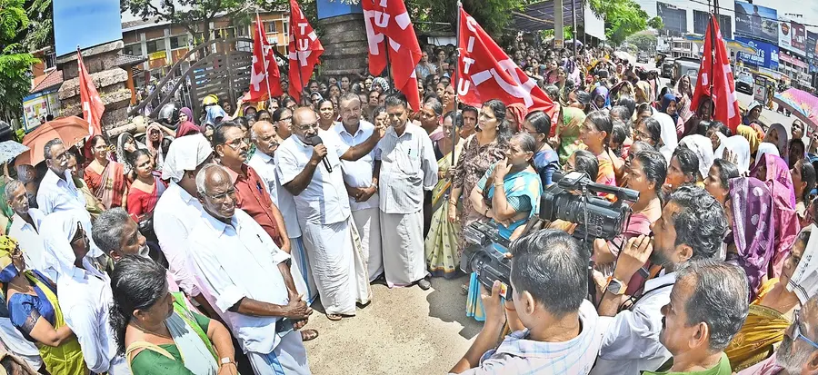 ബീഡി– സിഗാർ ഫെഡറേഷൻ നേതൃത്വത്തിൽ ബീഡിത്തൊഴിലാളികൾ കലക്ടറേറ്റിലേക്ക് നടത്തിയ മാർച്ച്
എൻ കെ അക്ബർ എംഎൽഎ ഉദ്ഘാടനം ചെയ്യുന്നു