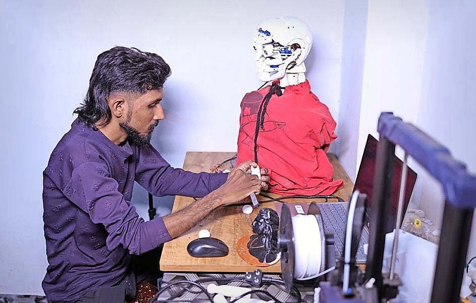 ആകാശ്‌ റോബോട്ട്‌ നിർമാണത്തിൽ 