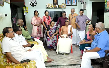 സിപിഐ എം സംസ്ഥാന സെക്രട്ടറിയറ്റംഗം എം വി ജയരാജന്റെ നേതൃത്വത്തിൽ ഗൃഹസന്ദർശനത്തിൽ