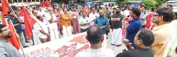 അന്യായ സ്ഥലം മാറ്റത്തിനെതിരെ കെഎസ്ടിഎ പാലക്കാട് നഗരത്തിൽ നടത്തിയ മാർച്ചും ധർണയും  സംസ്ഥാന വൈസ് പ്രസിഡന്റ് എം എ അരുൺ കുമാർ ഉദ്‌ഘാടനം ചെയ്യുന്നു