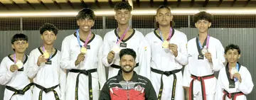 കണ്ണൂർ മുണ്ടയാട് ഇൻഡോർ സ്റ്റേഡിയത്തിൽ വച്ചുനടന്ന സംസ്ഥാന സ്കൂൾ ഗെയിംസ് തായ്ക്വോണ്ടോ ചാമ്പ്യൻഷിപ്പിൽ തുടർച്ചയായി മൂന്നാം തവണയും സ്വർണമെഡൽ നേടിയ പൊയിനാച്ചി അക്കാദമിയിലെ കുട്ടികളോടൊപ്പം പരിശീലകൻ വി പ്രിയേഷ്