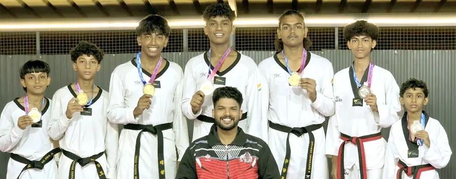 കണ്ണൂർ മുണ്ടയാട് ഇൻഡോർ സ്റ്റേഡിയത്തിൽ വച്ചുനടന്ന സംസ്ഥാന സ്കൂൾ ഗെയിംസ് തായ്ക്വോണ്ടോ ചാമ്പ്യൻഷിപ്പിൽ തുടർച്ചയായി മൂന്നാം തവണയും സ്വർണമെഡൽ നേടിയ പൊയിനാച്ചി അക്കാദമിയിലെ കുട്ടികളോടൊപ്പം പരിശീലകൻ വി പ്രിയേഷ്