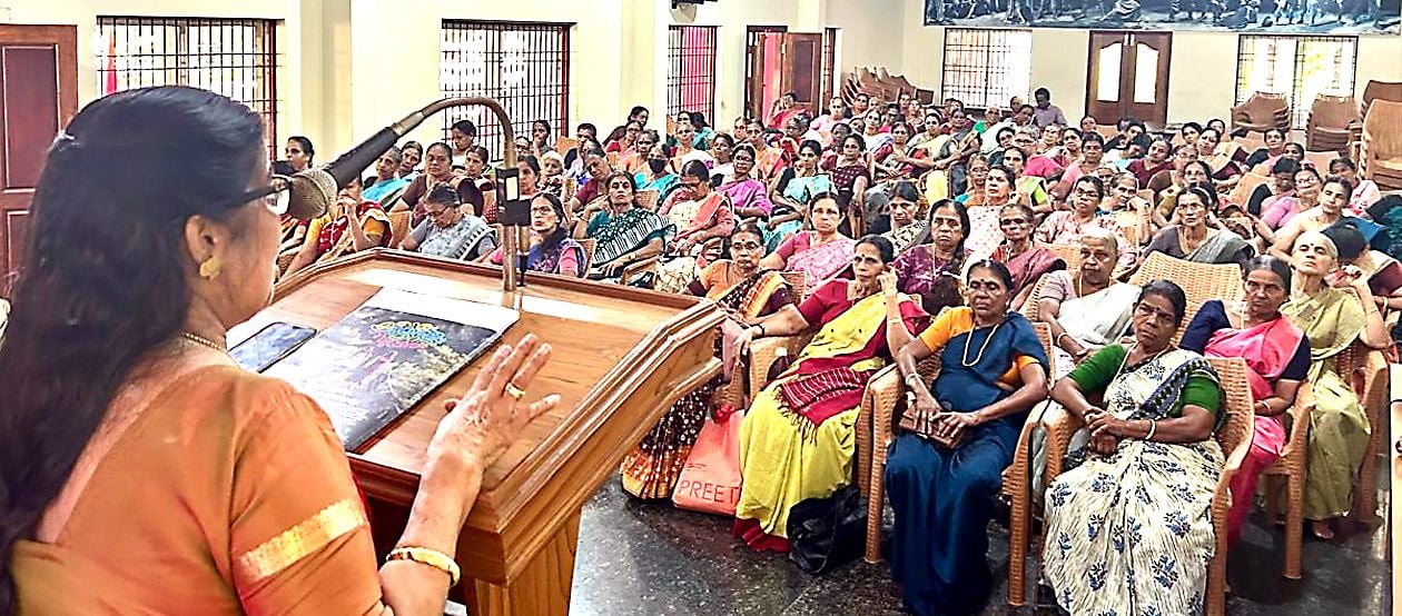 സീനിയർ സിറ്റിസൺസ് ഫ്രണ്ട്‌സ് വെൽഫെയർ അസോസിയേഷൻ ജില്ല വനിതാ കൺവെൻഷൻ സംസ്ഥാന കൺവീനർ പ്രൊഫ. കെ എ സരള ഉദ്ഘാടനം ചെയ്യുന്നു 