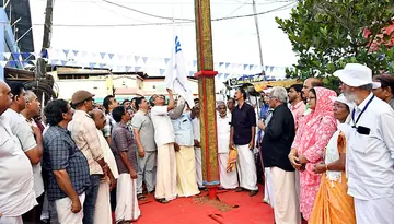 വ്യാപാരി വ്യവസായി സമിതി ജില്ലാ സമ്മേളനത്തിന് തുടക്കം കുറിച്ച് പൊതു സമ്മേളന നഗരിയിൽ സംഘാടക സമിതി
ചെയർമാൻ ടി നാരായണൻ പതാക ഉയർത്തുന്നു