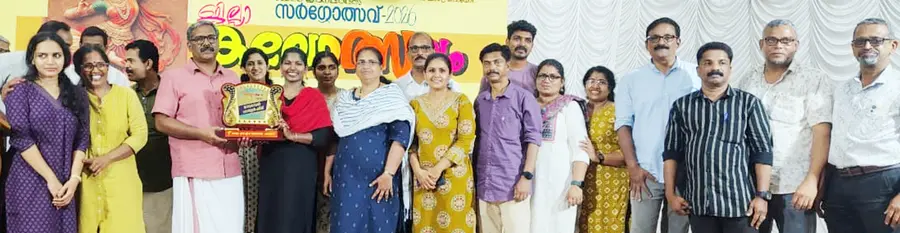 എൻജിഒ യൂണിയൻ നടത്തിയ ജില്ലാ കലോത്സവത്തിൽ ഓവറോൾ ചാമ്പ്യന്മാരായ മണ്ണാർക്കാട് ഏരിയ യൂണിയന്
സംസ്ഥാന പ്രസിഡന്റ് എം എ അജിത് കുമാർ ട്രോഫി കെെമാറുന്നു