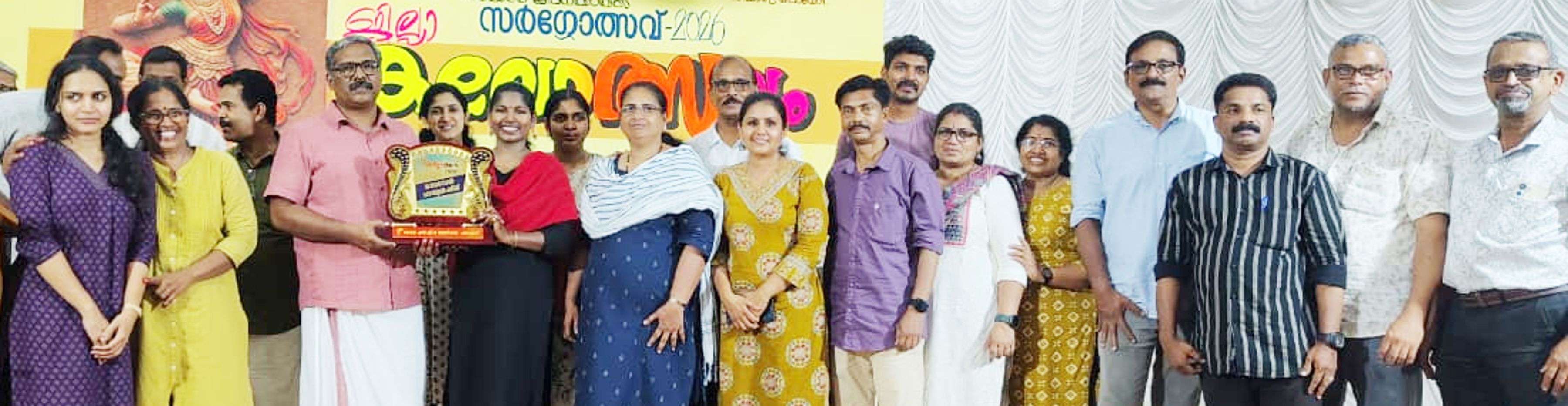 എൻജിഒ യൂണിയൻ നടത്തിയ ജില്ലാ കലോത്സവത്തിൽ ഓവറോൾ ചാമ്പ്യന്മാരായ മണ്ണാർക്കാട് ഏരിയ യൂണിയന്  സംസ്ഥാന പ്രസിഡന്റ് എം എ അജിത് കുമാർ ട്രോഫി കെെമാറുന്നു 