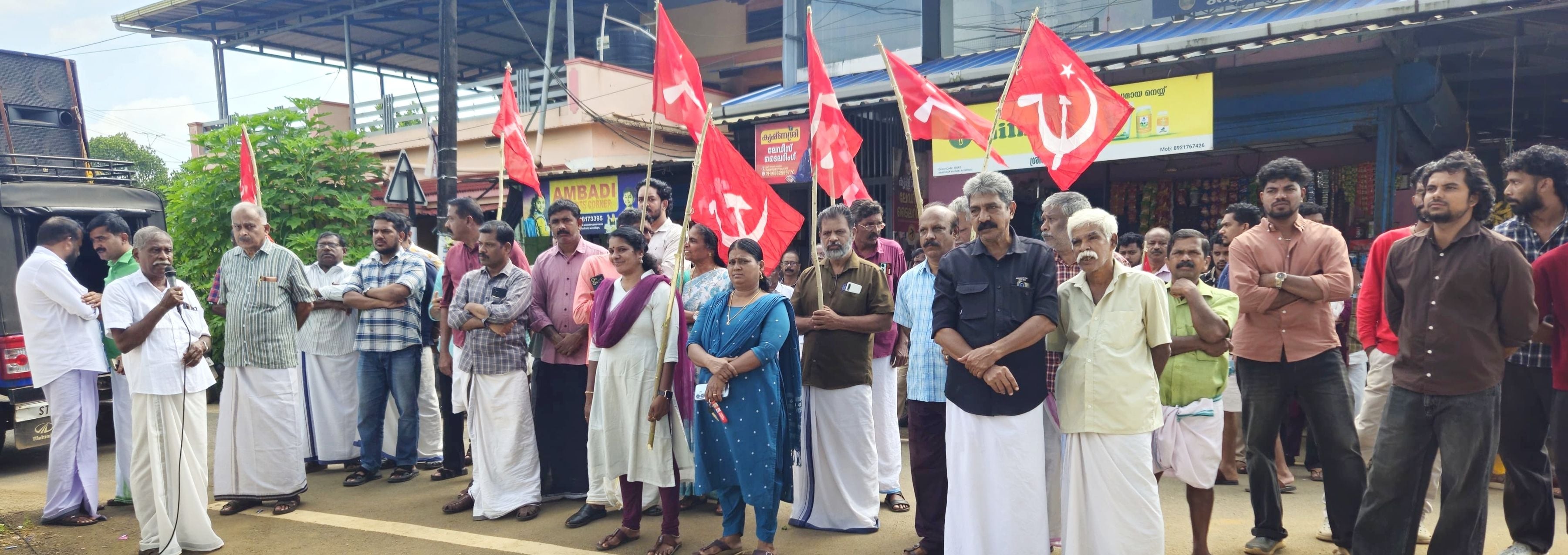 കടമ്പഴിപ്പുറം ഹൈസ്കൂൾ മൈതാനം ആർഎസ്‌എസ്‌ ശാഖ നടത്താൻ വിട്ടുകൊടുത്ത സ്‌കൂൾ മാനേജ്‌മെന്റ്‌ നടപടിക്കെതിരെ സിപിഐ എം ലോക്കൽ കമ്മിറ്റി സ്കൂളിലേക്ക് നടത്തിയ മാർച്ച്‌ ശ്രീകൃഷ്ണപുരം ഏരിയ കമ്മിറ്റി അംഗം  കെ രാമചന്ദ്രൻ  ഉദ്ഘാടനം ചെയ്യുന്നു