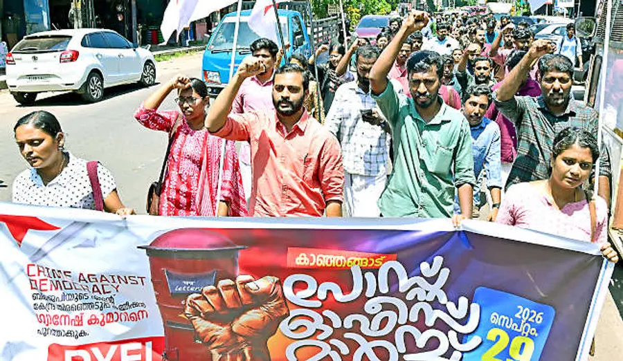 ബിജെപിയുടെ ഏജന്റായ മുഖ്യ തെരഞ്ഞെടുപ്പ് കമീഷണർ ഗ്യാനേഷ് കുമാറിനെ പുറത്താക്കണമെന്നാവശ്യപ്പെട്ട് ഡിവൈഎഫ്ഐ ജില്ലാ കമ്മിറ്റി കാഞ്ഞങ്ങാട്  പോസ്റ്റ് ഓഫീസിലേക്ക് നടത്തിയ പ്രതിഷേധ മാർച്ച്