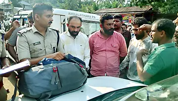 കോളിച്ചാലിൽ പൊലീസ് പരിശോധനയിൽ എംഡിഎംഎ പിടികൂടിയപ്പോൾ