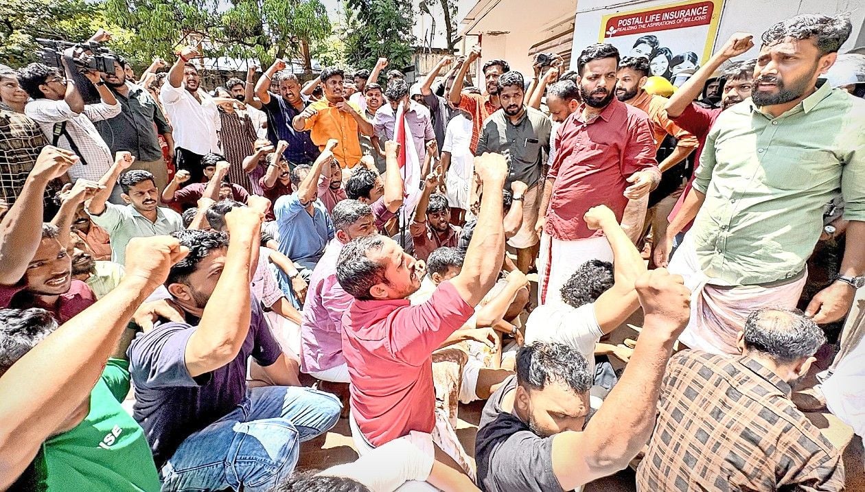 മുഖ്യ തെരഞ്ഞെടുപ്പ് കമീഷണർ ഗ്യാനേഷ്‌കുമാറിനെ പുറത്താക്കണമെന്നാവശ്യപ്പെട്ട്‌ ഡിവൈഎഫ്ഐ കണ്ണൂർ ഹെഡ് പോസ്റ്റ് ഓഫീസിലേക്ക് നടത്തിയ മാർച്ചിൽ പൊലീസ് ബാരിക്കേഡ് മറികടന്ന്‌  പ്രവർത്തകർ ഗേറ്റിനകത്തുകടന്നപ്പോൾ. സംസ്ഥാന സെക്രട്ടറി എം വിജിൻ എംഎൽഎ, ജില്ലാ സെക്രട്ടറി മുഹമ്മദ് അഫ്സൽ എന്നിവരെയും കാണാം			ഫോട്ടോ: പി ദിലീപ്‌ കുമാർ 