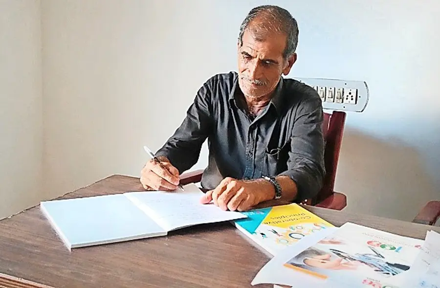 പി വി ചന്ദ്രൻ പഠനത്തിനിടെ