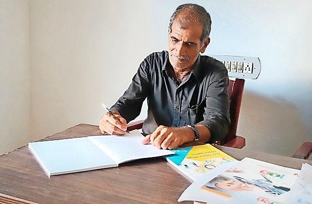 പി വി ചന്ദ്രൻ പഠനത്തിനിടെ