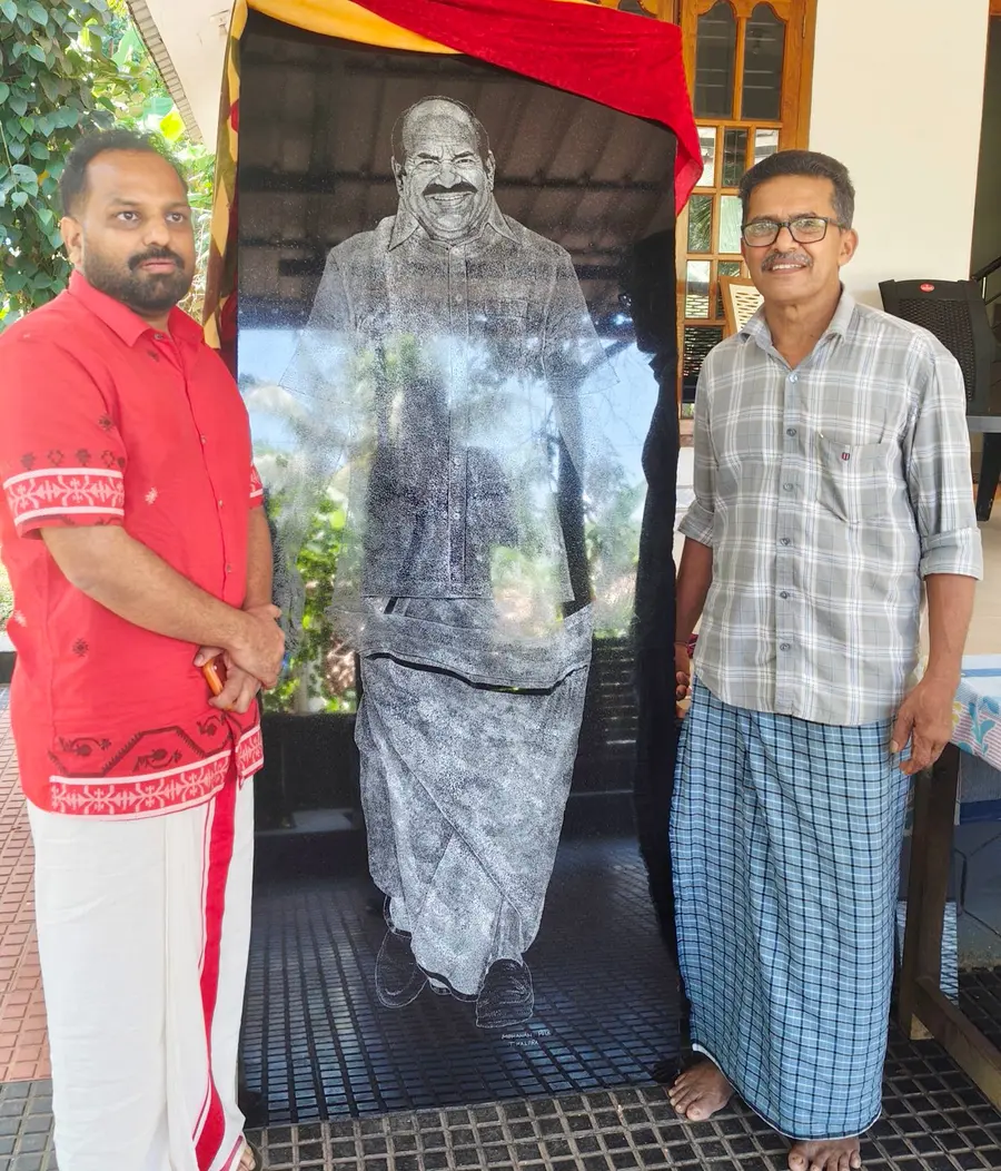 കോടിയേരി ബാലകൃഷ്ണന്റെ ഗ്രാനെെറ്റ് ചിത്രത്തിനരികെ മകൻ
ബിനീഷ് കോടിയേരിയും ശിൽപി മോഹനൻ പോളയും