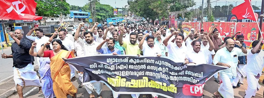 കേന്ദ്ര സർക്കാരിന്റെ ജനാധിപത്യ കശാപ്പിനെതിരെ ഡൽഹി ജന്തർ മന്തറിൽ പ്രക്ഷോഭം നയിച്ച സിപിഐ എം ജനറൽ സെക്രട്ടറി എം എ ബേബി ഉൾപ്പെടെയുള്ള നേതാക്കളെയും പ്രവർത്തകരെയും
അറസ്റ്റ് ചെയ്തതിൽ പ്രതിഷേധിച്ച് കണ്ണൂരിൽ നടന്ന പ്രകടനം. സിപിഐ എം ജില്ലാ സെക്രട്ടറി കെ കെ രാഗേഷ്, സംസ്ഥാന കമ്മിറ്റിയംഗം ടി വി രാജേഷ്, ജില്ലാ സെക്രട്ടറിയറ്റംഗങ്ങളായ പി പുരുഷോത്തമൻ, എം സുരേന്ദ്രൻ എന്നിവർ മുൻനിരയിൽ