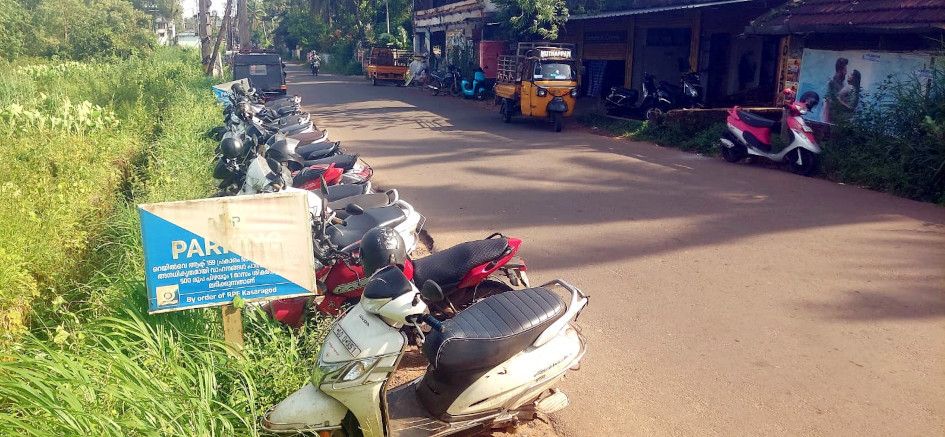 ചെറുവത്തൂർ റെയിൽവെ സ്‌റ്റേഷന്റെ സമീപത്തായി കാരിയിൽ റോഡിൽ വാഹനം പാർക്ക്‌ ചെയ്‌ത നിലയിൽ 