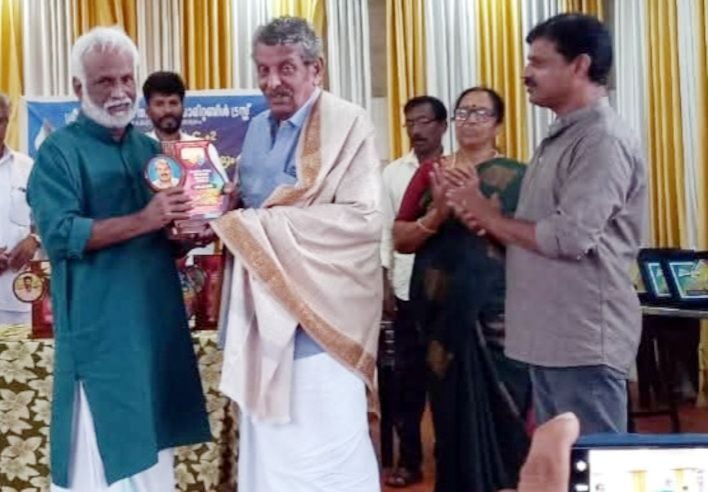 2023ൽ സംഗീത നാടക അക്കാദമി അവാർഡ് ലഭിച്ചപ്പോൾ നീലേശ്വരത്ത് നൽകിയ സ്വീകരണത്തിൽ രാജ്മോഹൻ നീലേശ്വരം വി ശശിക്ക് ഉപഹാരം നൽകുന്നു