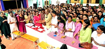 മടിക്കൈ കുടുംബശ്രീയുടെ രക്ത ദാനസേന രൂപീകരണത്തിന്റെ  ഭാഗമായുള്ള രക്ത ഗ്രൂപ്പ് നിർണയ ക്യാമ്പ് പഞ്ചായത്ത് പ്രസിഡന്റ്‌  വി പ്രകാശൻ ഉദ്ഘാടനംചെയ്യുന്നു