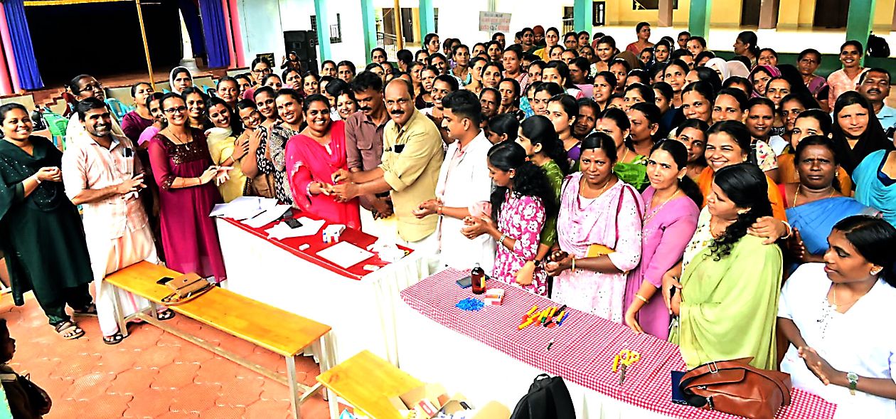 മടിക്കൈ കുടുംബശ്രീയുടെ രക്ത ദാനസേന രൂപീകരണത്തിന്റെ  ഭാഗമായുള്ള രക്ത ഗ്രൂപ്പ് നിർണയ ക്യാമ്പ് പഞ്ചായത്ത് പ്രസിഡന്റ്‌  വി പ്രകാശൻ ഉദ്ഘാടനംചെയ്യുന്നു