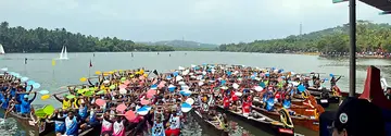 തളിപ്പറമ്പ്‌ പട്ടുവത്ത്‌ നടന്ന ജലോത്സവത്തിൽനിന്ന്‌