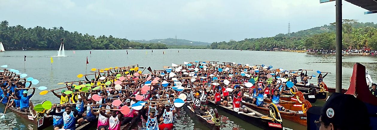 തളിപ്പറമ്പ്‌ പട്ടുവത്ത്‌ നടന്ന ജലോത്സവത്തിൽനിന്ന്‌