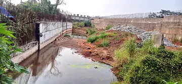 നീലേശ്വരത്ത് ദേശീയപാത നിർമാണം നടക്കുന്ന പുഴയോട് ചേർന്ന ഭാഗത്ത് കെട്ടിടാവശിഷ്ടങ്ങളിട്ട് നികത്തുന്നു