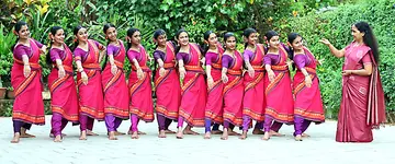 നൃത്താധ്യാപിക കലാവതി ടീച്ചറും ശിഷ്യരും കൊട്ടിയൂർ ശക്തി ഗാഥ മോഹിനിയാട്ടം പരിശീലനത്തിനിടെ