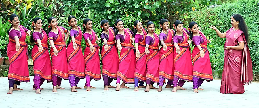 നൃത്താധ്യാപിക കലാവതി ടീച്ചറും ശിഷ്യരും കൊട്ടിയൂർ ശക്തി ഗാഥ മോഹിനിയാട്ടം പരിശീലനത്തിനിടെ