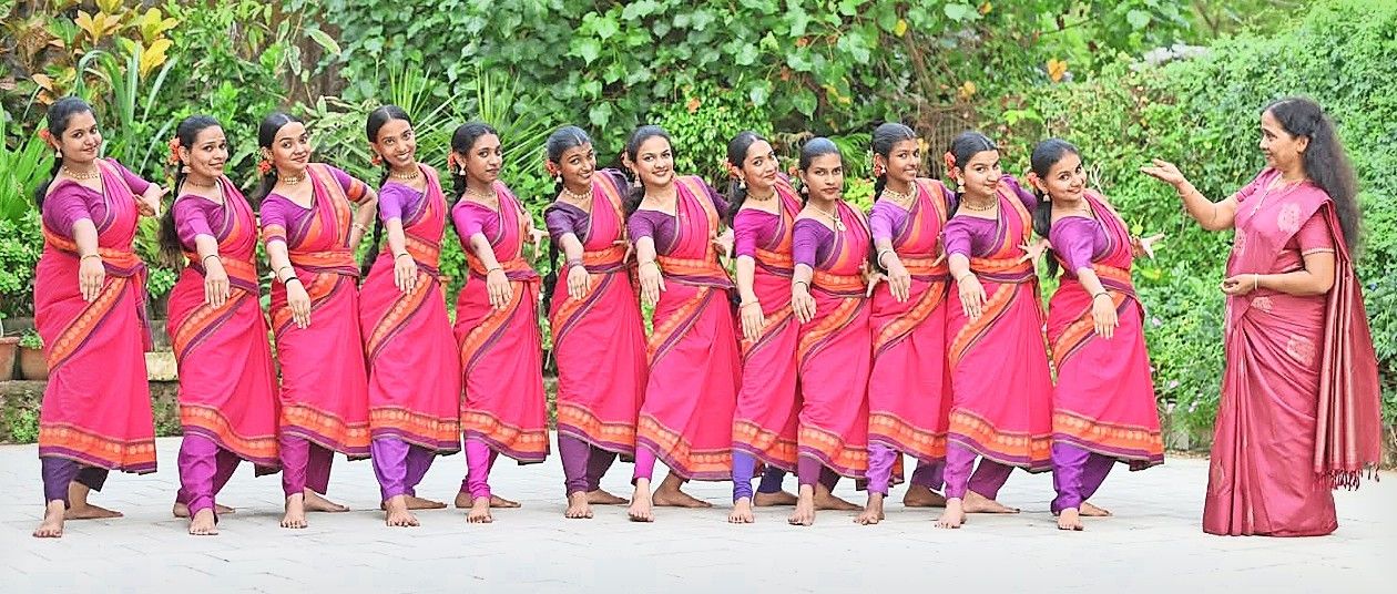  നൃത്താധ്യാപിക കലാവതി ടീച്ചറും ശിഷ്യരും കൊട്ടിയൂർ ശക്തി ഗാഥ മോഹിനിയാട്ടം പരിശീലനത്തിനിടെ