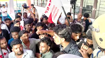 കാസർകോട് കേരള കേന്ദ്ര സർവകലാശാലയിൽ വന്ദേമാതരത്തിന്റെ 150-ാം വാർഷികമെന്ന പേരിൽ ആർഎസ്എസ് നേതാവ് ജെ നന്ദകുമാറിനെ പങ്കെടുപ്പിച്ചുകൊണ്ടുള്ള പരിപാടിക്കെതിരെ എസ്എഫ്ഐയുടെ നേതൃത്വത്തിൽ പ്രതിഷേധിക്കുന്നു